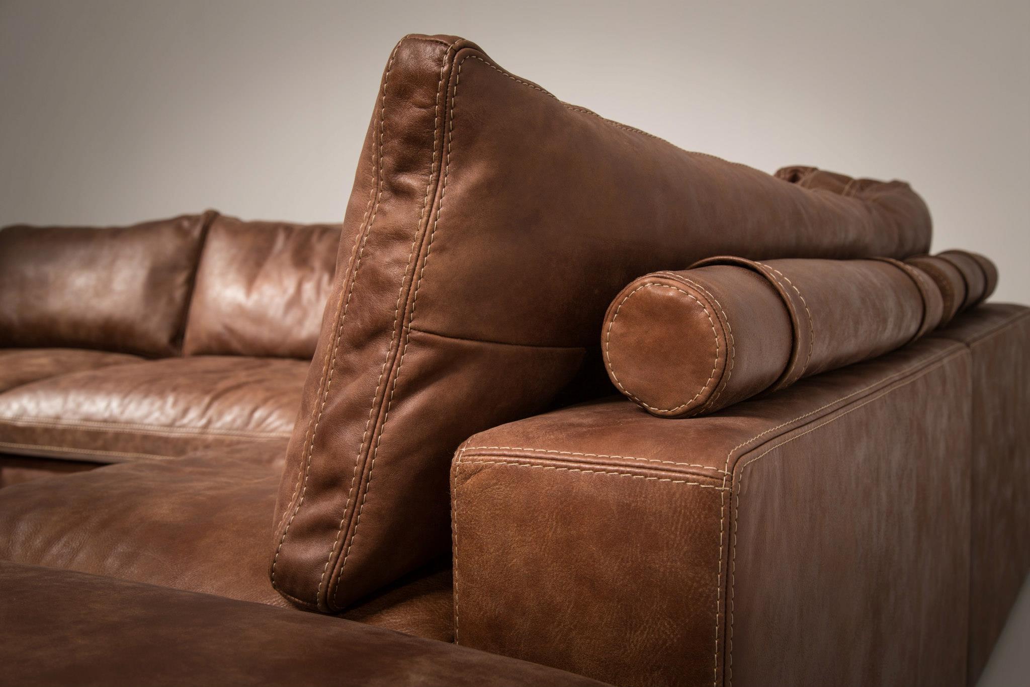 luxusní sedačka z broušené kůže